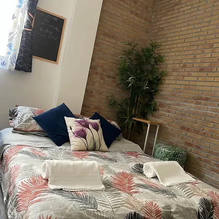 Charming Elise- Close To Station Apartment