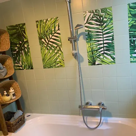 Charming Elise- Close To Station Apartment